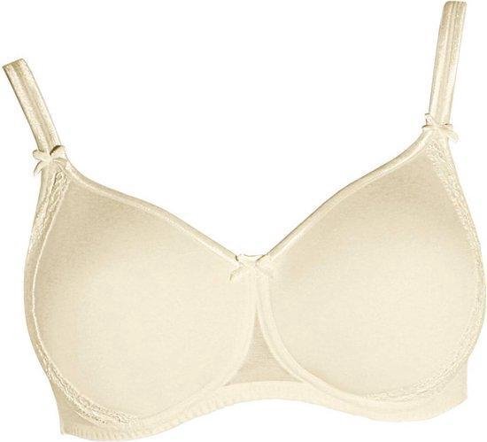 Champagnekleurige voorgevormde bh met kanten accenten en strikjes.