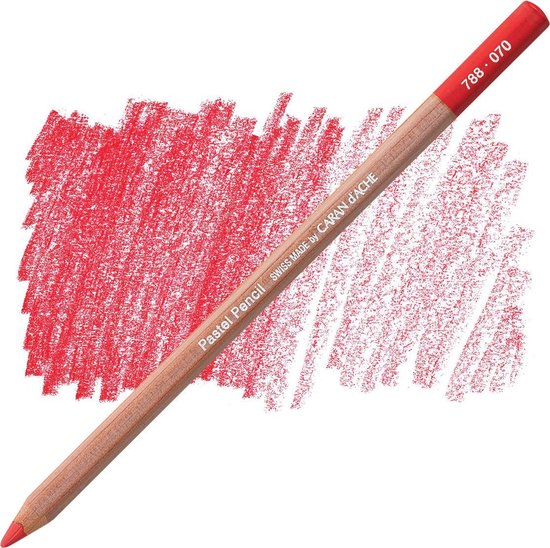 Pastel potlood met rode punt en rode vegen, met "Pastel Pencil SWISS MADE by CARAN D'ACHE 788 - 070" op de schacht.