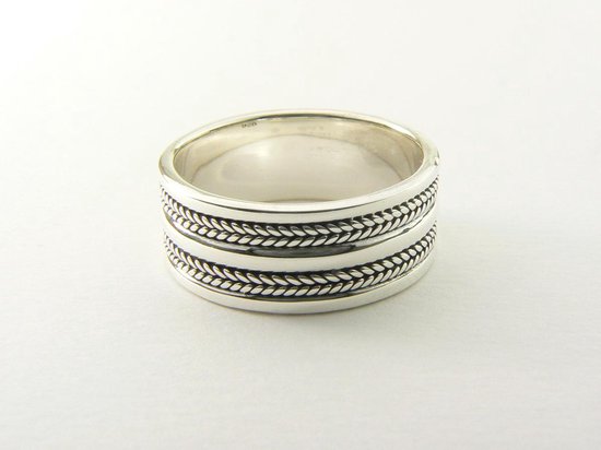 Zilveren ring met kabelpatronen