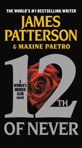 Boek '12th of Never' van James Patterson & Maxine Paetro, met een rode roos.