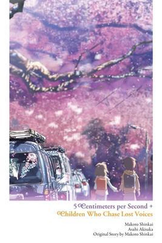 Twee kinderen lopen hand in hand onder bloeiende kersenbomen, met auto's op de achtergrond. "5 Centimeters per Second + Children Who Chase Lost Voices"