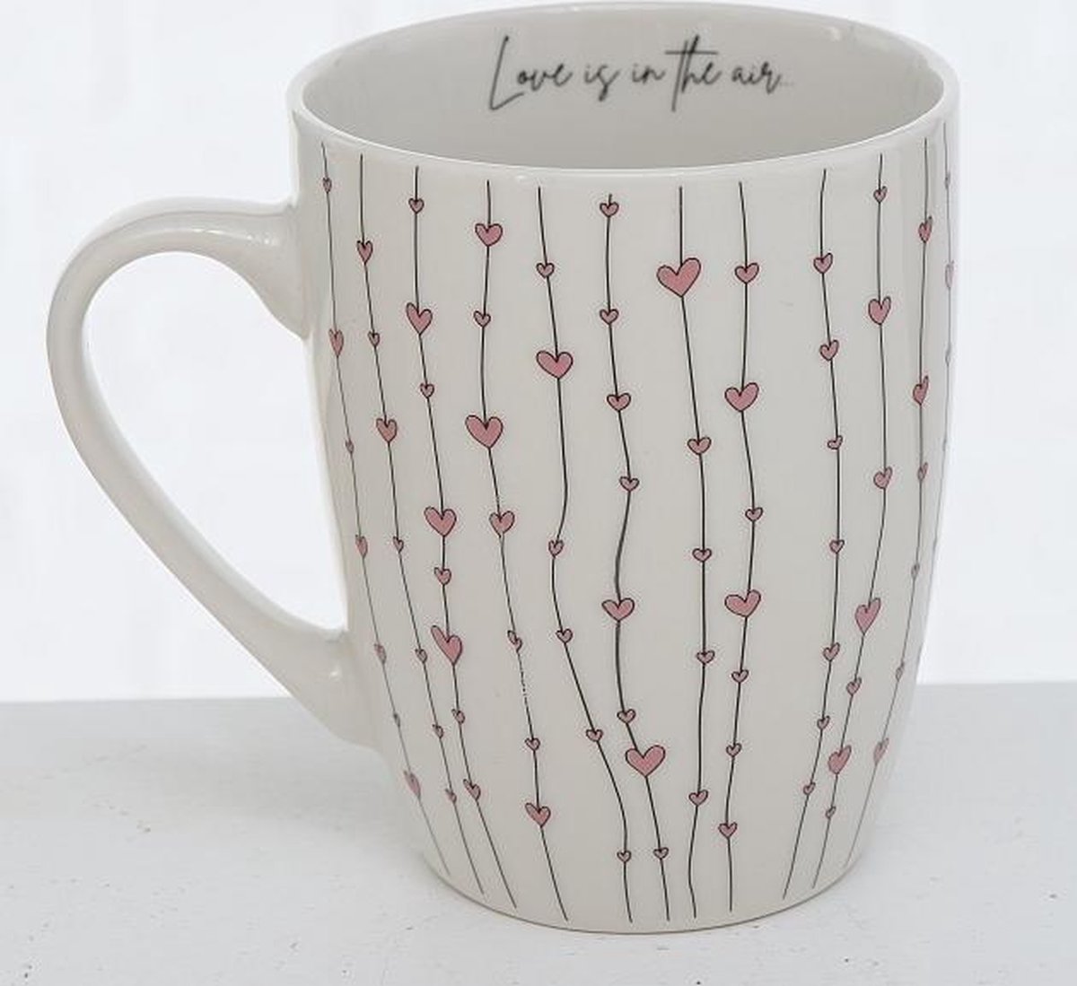 koffietas / theetas. Tas met hartjes en tekst love / love is in the air. Set van 3 verschillende tassen . wit / roze