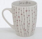 koffietas / theetas. Tas met hartjes en tekst love / love is in the air. Set van 3 verschillende tassen . wit / roze