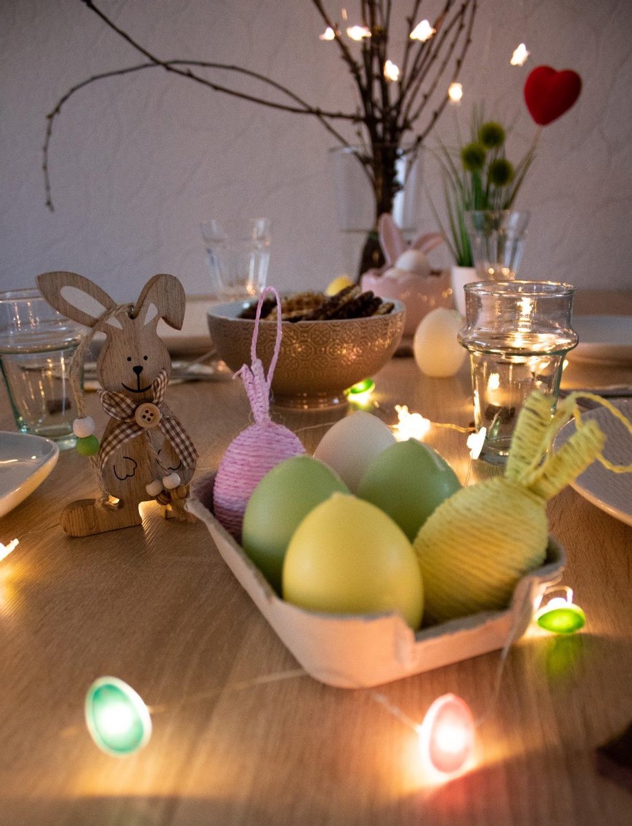 Celebright Paasboom Met Lampjes-60cm Wit Tafelblad Paastakjesboom Voorverlicht Met 24 Warmwitte Led Lampjes Werkt Op Batterijen Met Timerfunctie