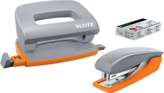 Grijze perforator en nietmachine met oranje basis, met doosje nietjes.