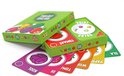Groene speldoos met groenten en kaarten met groenten: kool, ui, tomaat, wortel, paprika en sla.
