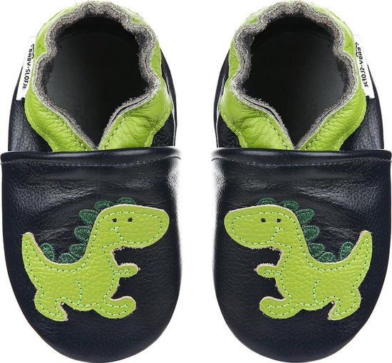 Paar donkerblauwe babyslofjes van bovenaf gezien, met groene dinosaurusapplicatie en groene rand.