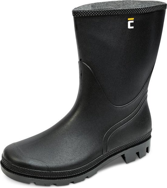 Zwarte kuitlaars van glad rubber met een dikke profielzool en een opvallend C-logo op de schacht.