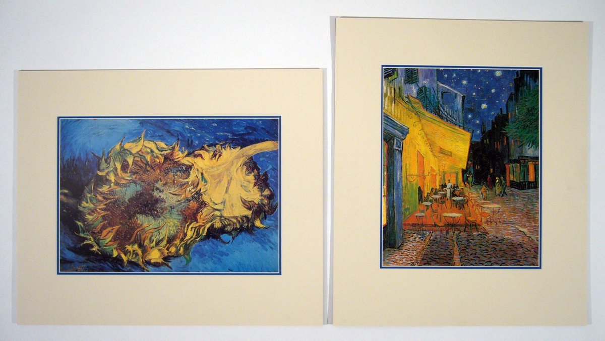 Catch Projecten Perfecte set van 2 Posters in dubbel passe-partout - Vincent van Gogh - Café la Nuit/Caféterras bij nacht & Zonnebloemen - Kunst -2x 50 x 60 cm Kleur