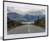 Photo en cadre - Autoroute au lac Wanaka en Nouvelle-Zélande cadre photo noir avec passe-partout blanc 60x40 cm - Affiche sous cadre (Décoration murale salon / chambre)