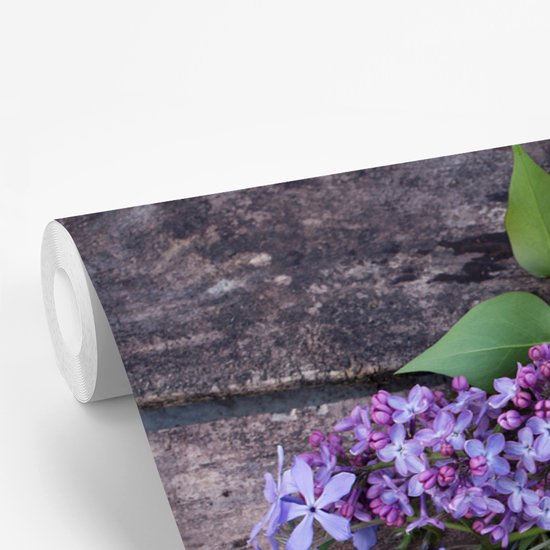 Bouquet de lilas violets sur table en bois papier peint photo 330x220 cm - Tirage photo sur papier peint