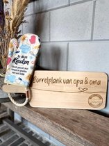 Broodplank Borrelplank van opa & oma + Ovenhandschoen met de tekst `In deze keuken wordt gekookt met smaak en gegeten met veel liefde` + / vaderdag / moederdag / opa / oma