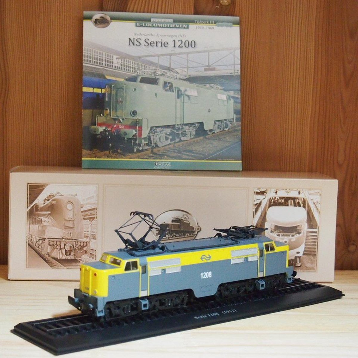 NS Serie 1208 Locomotief 1952 1:87 HO Geel Dummy Editions Atlas Collections  | bol.com
