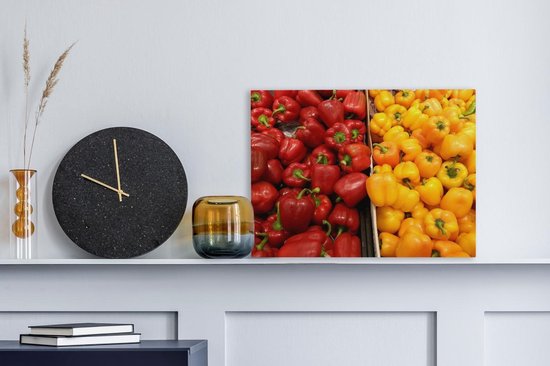 Deux récipients avec poivrons rouges et jaunes sur un marché Toile 40x30 cm - petit - Tirage photo sur toile (Décoration murale salon / chambre)