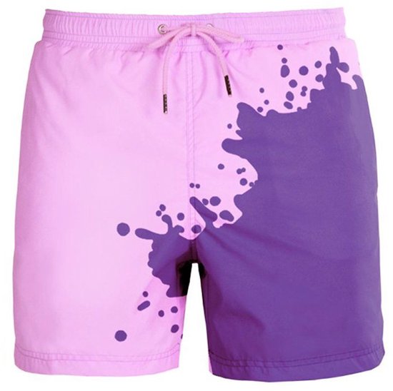 Paarse zwembroek met lichtpaars tie-dye patroon, nat van het zwemmen.