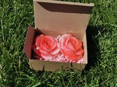 Geschenkdoosje met 2 prachtige stukken glycerine-zeep , handgemaakt in de vorm van een roos met rozenwater verrijkt