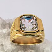 Goudkleur edelstaal zegelring met zirkonia kristal edelsteen maat 21. Mooie bewerkt zijkant met draak motief, prachtig ring om te dragen bij elke outfit en ook leuk om te geven.