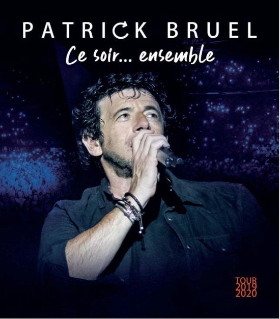 Patrick Bruel zingt live met microfoon, publiek op achtergrond, tekst: Ce soir... ensemble. Tour 2019 2020.