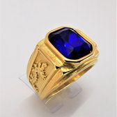 Goudkleur edelstaal zegelring met blauw edelsteen maat 22. Mooie bewerkt zijkant met draak motief, prachtig ring om te dragen bij elke outfit en ook leuk om te geven.