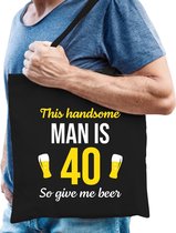 Verjaardag tas 40 jaar - this handsome man is 40 give beer - zwart - heren - veertig cadeau tasje