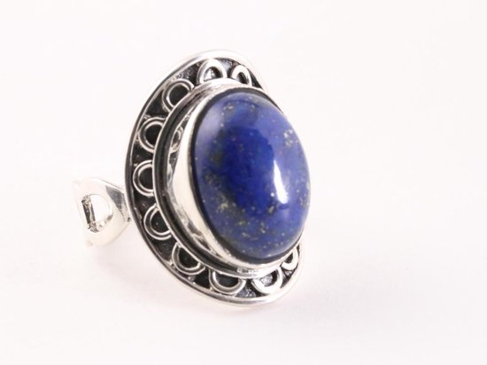 Bewerkte zilveren ring met lapis lazuli - maat 17