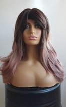 Luxe pruik-dames- donker roze - lang haar- slag - pony - krullen en stijlen tot 130 graden