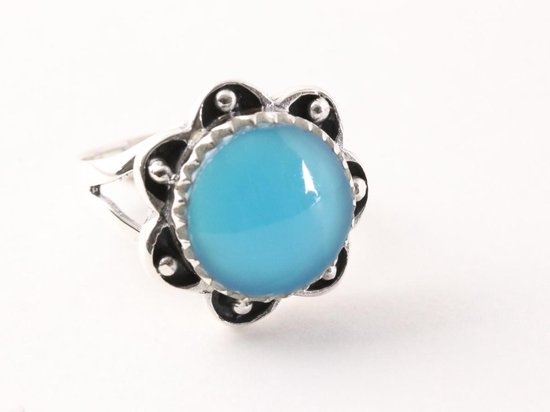 Bewerkte bloemvormige zilveren ring met blauwe agaat - maat 18.5