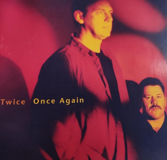 Twee mannen op een rode achtergrond. De tekst "Twice Once Again" staat er in gele letters.
