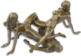 een bronzen beeld van 3 erotische vrouwen