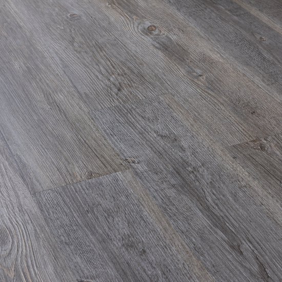 Gedetailleerd zicht op de grijze eikenhouten laminaatvloer met voelbare houtstructuur.