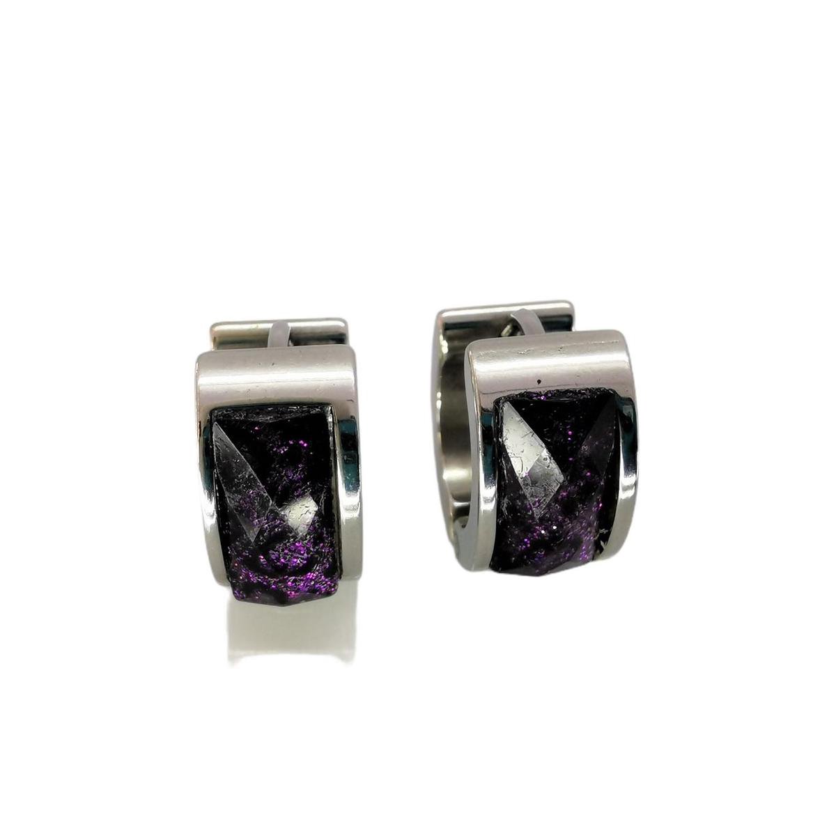 Chirurgisch staal unisex zilverkleurig oorringen met facet geslepen donker paars kristal.