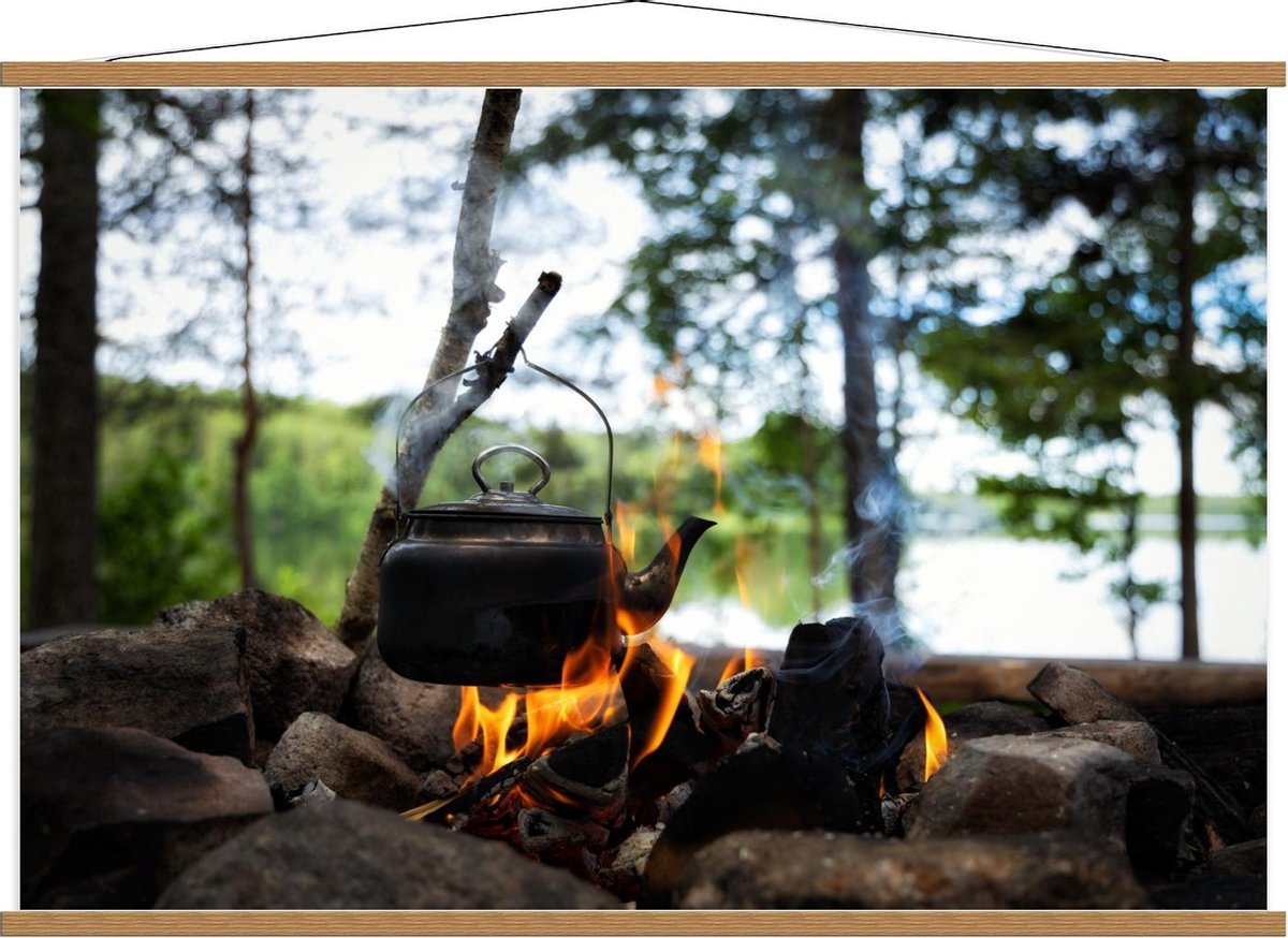 Schoolplaat – Ketel hangend boven Kampvuur - 120x80cm Foto op Textielposter (Wanddecoratie