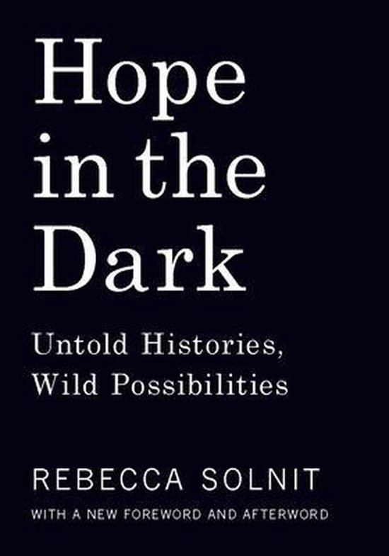 Boek "Hope in the Dark" met de tekst "Untold Histories, Wild Possibilities" door Rebecca Solnit.
