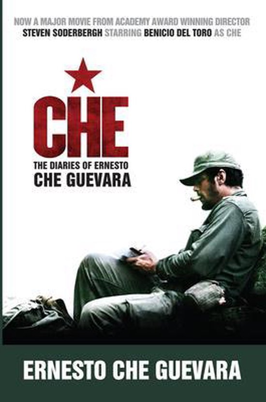 Filmcover voor 'Che: The Diaries of Ernesto Che Guevara' met Benicio Del Toro als Che, die rookt en schrijft. Boven 'CHE', 'Steven Soderbergh'.