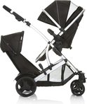 Zwarte kinderwagen met twee zitjes, een bovenop en een onderop, met zilveren frame.