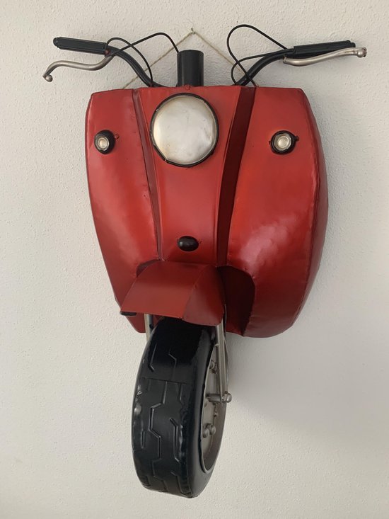 Metalen scooter in 3D voor aan de wand in het rood