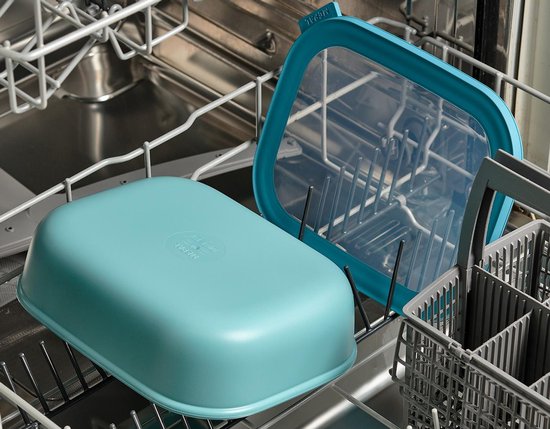 Boîte de conservation Mepal turquoise et couvercle dans un lave-vaisselle. Le couvercle est bleu clair et transparent.