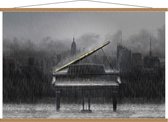 Schoolplaat – Piano met Uitzicht op Gebouwen in de Regen (zwart/wit) - 120x80cm Foto op Textielposter (Wanddecoratie op Schoolplaat)