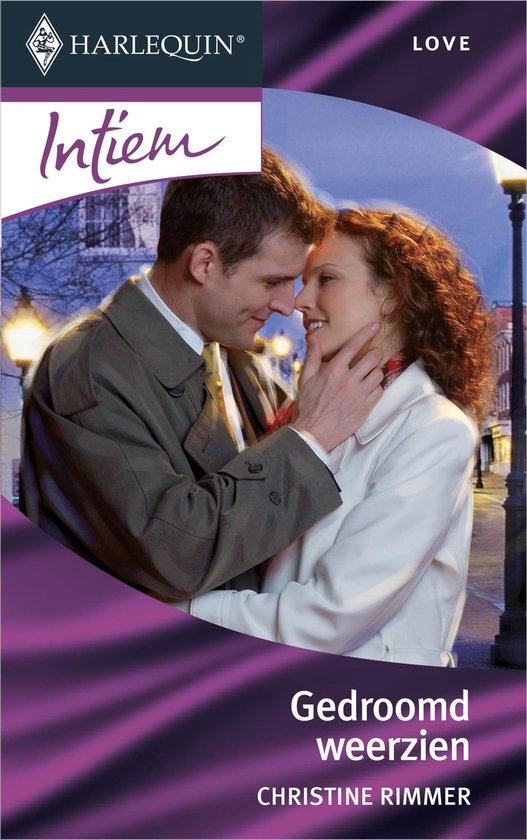 Man en vrouw in liefdevolle omhelzing, met op de achtergrond een straatbeeld bij nacht. Titel: Gedroomd weerzien.