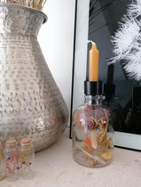 Droogbloemen in glas vaas met kandelaar en kaars / kaarsen / bloemen / sfeer /