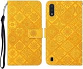 Voor Samsung Galaxy A01 etnische stijl reliëf patroon horizontale flip lederen tas met houder & kaartsleuven & portemonnee & lanyard (geel)