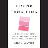 Boek 'Drunk Tank Pink' met drie tinten roze verfmonsters, waarvan één 'drunk tank pink' label heeft.