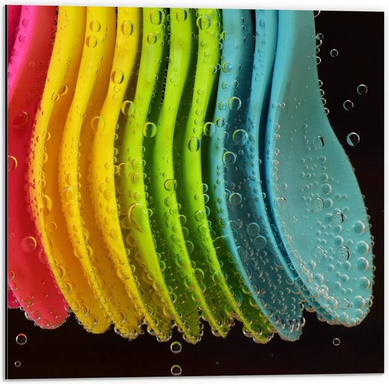 Dibond - Gekleurde Lepels in Water - 50x50cm Foto op Aluminium (Wanddecoratie van metaal)