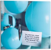 Dibond - Blauwe Ballonnen met Kaartjes - 50x50cm Foto op Aluminium (Wanddecoratie van metaal)