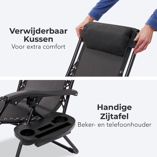 Close-up van een zwarte ligstoel: verwijderbaar hoofdkussen en een handige zijtafel voor beker en telefoon.
