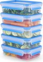 Une pile de cinq boîtes de conservation transparentes avec des couvercles bleus, remplies de roquette, carottes, concombre, fleurettes de brocoli et poivrons.