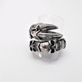 Stoer edelstaal heer - Biker - ring met - doodskop - en - klauwen - maat 19. ook als duimring.