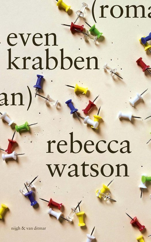 Lichtgele achtergrond met de titel 'Even krabben' en de naam 'rebecca watson' in zwarte letters, omringd door diverse gekleurde punaises.