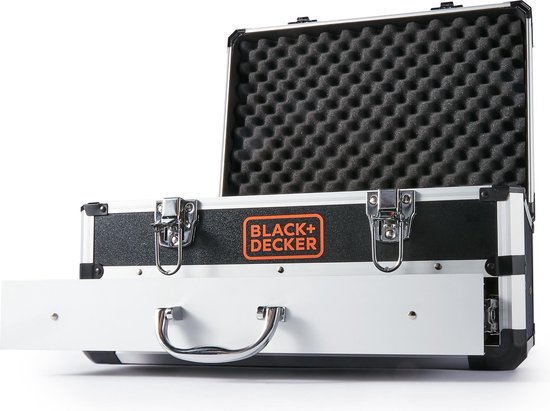 Zwarte en zilveren flightcase van BLACK+DECKER met een open deksel met schuim en een open lade, de koffer heeft oranje accenten.