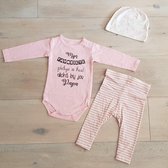 Baby geboorte cadeau kledingset meisje | maat 74-80 | roze mutsje beertje roze broekje streep en roze romper lange mouw met tekst zwart mijn favoriete plekje is heel dicht bij jou